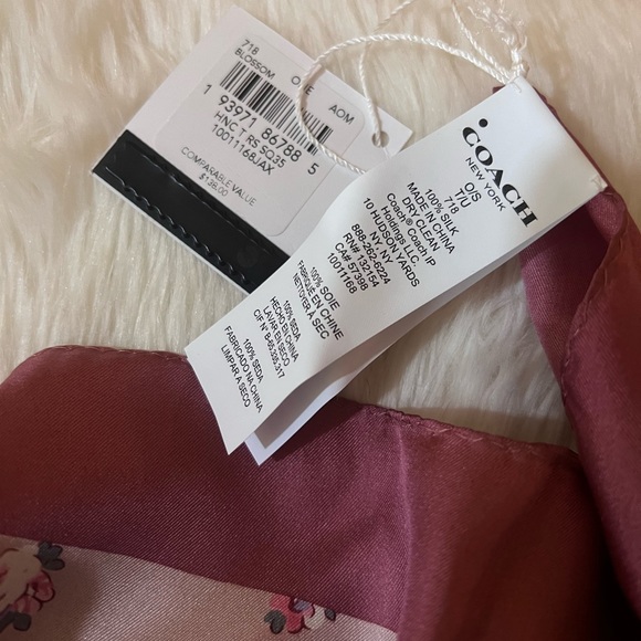 NWT COACH Large scarf Flower Carriage pattern 87x89cm 100% Silk - Picture 5 of 8